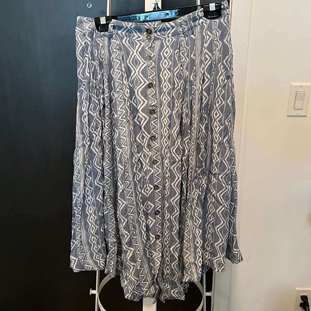 Anthropologie moon river white and blue midi skirt w buttons - medium